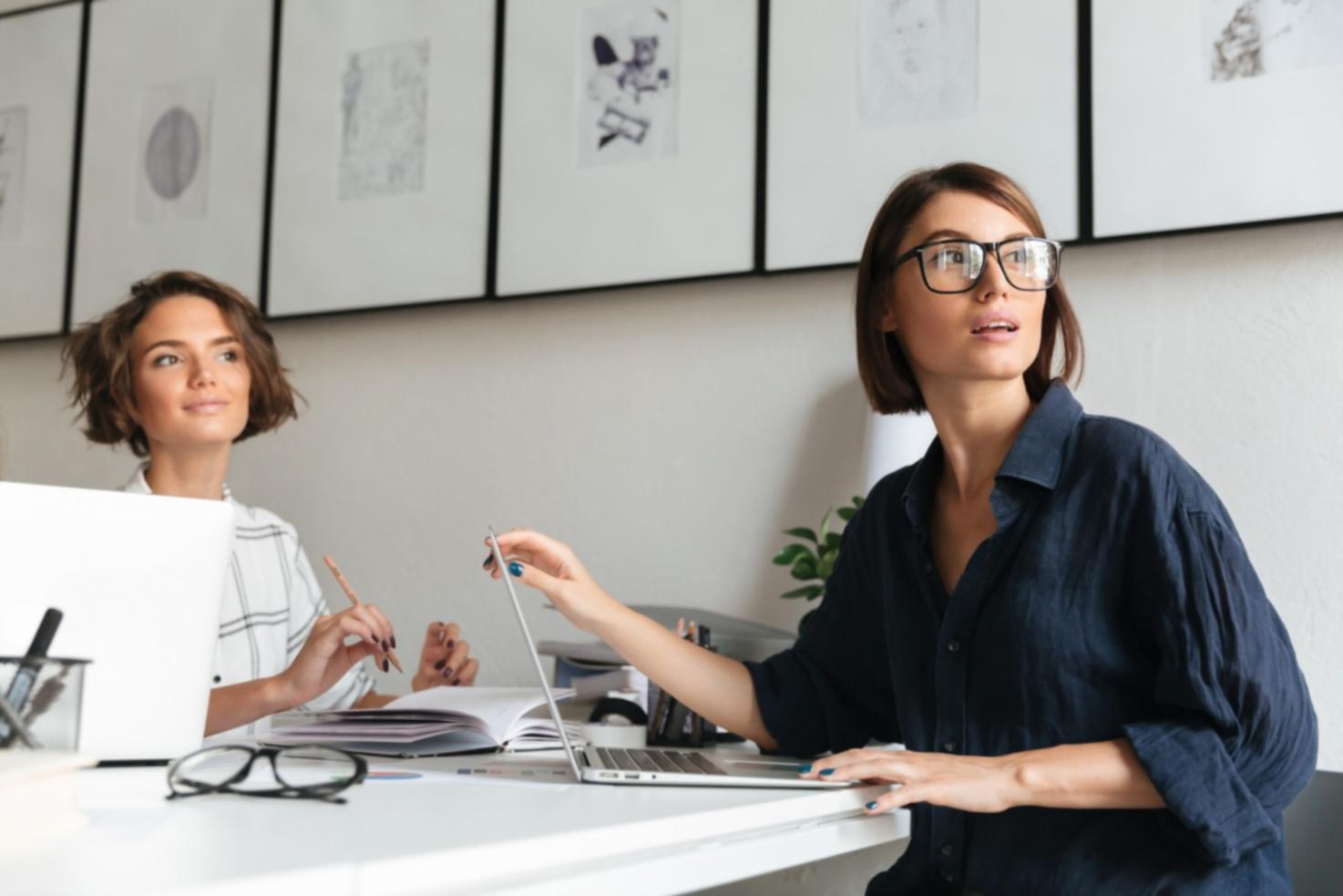 Arbeitsbereich mit Finanzanalysen und Datenvisualisierungen